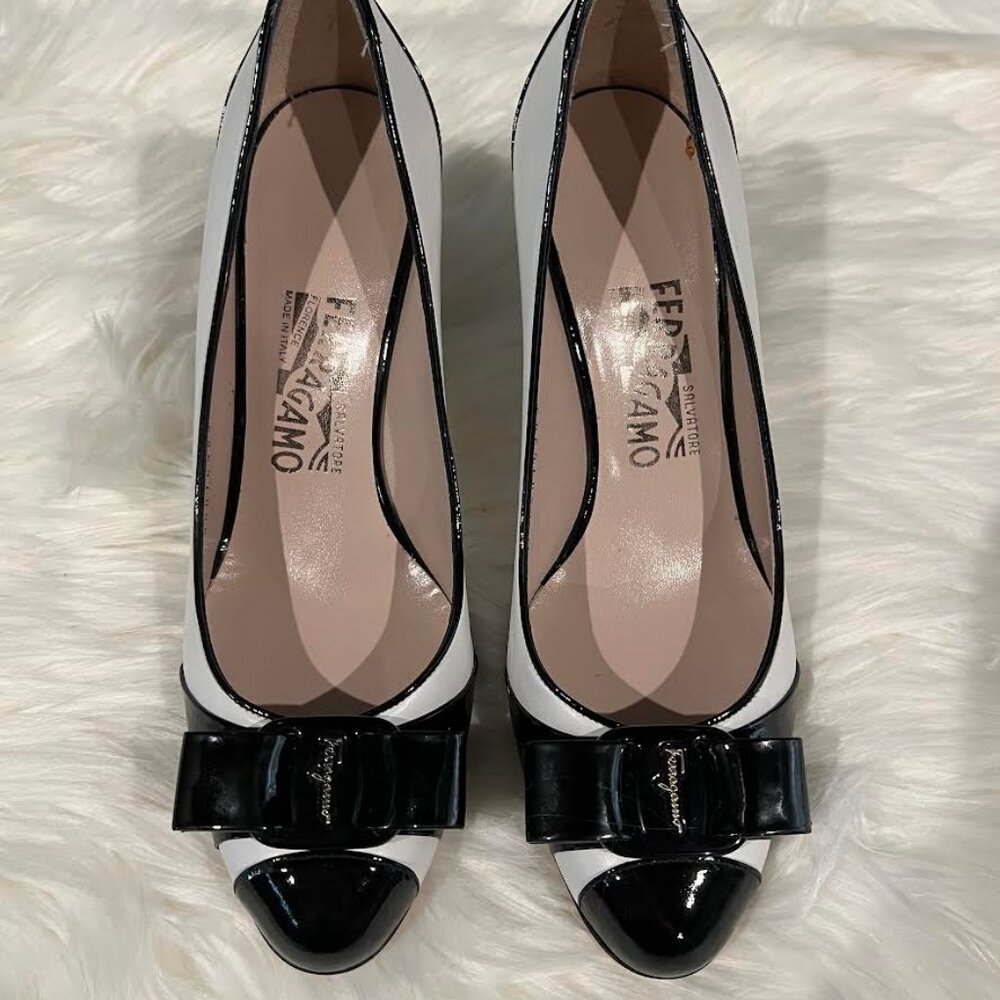 Ferragamo Black and White patent pumps / Size 7 - Picture 2 of 10